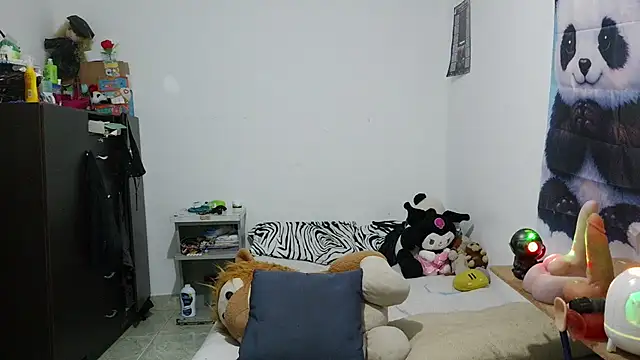 curly_greeneyed live