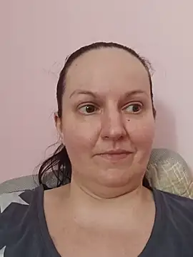 BustyLadyAlma live