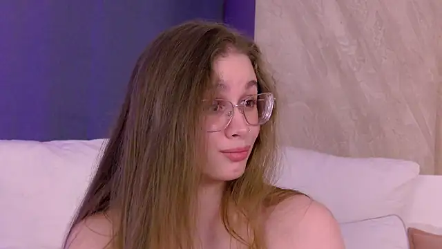 EllieHayes live