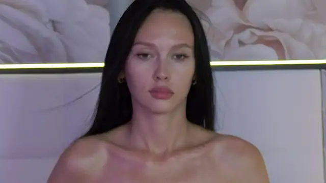 Lia_tins live