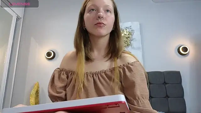 LauraLowe live