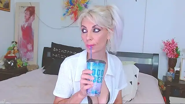 HoneyLara live