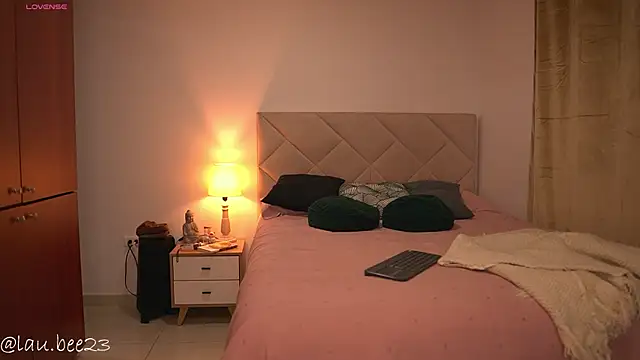 Lau_Bee live