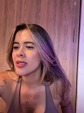 Emilia_Bakerr live