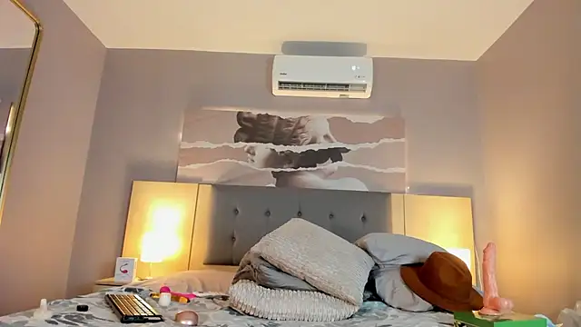 Zara_Holly_ live