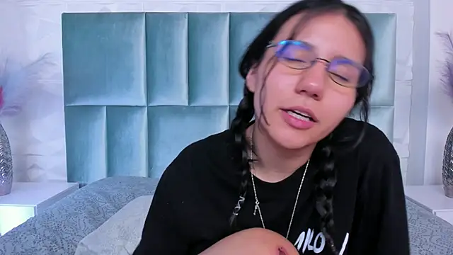 HollyPeach live