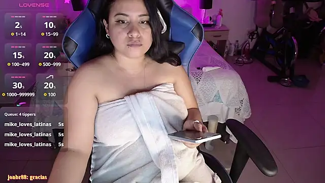LauraHawkes live