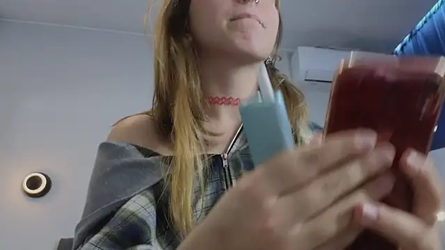 LauraLowe live