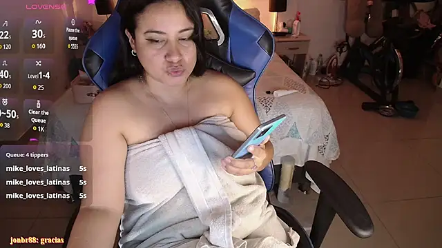 LauraHawkes live