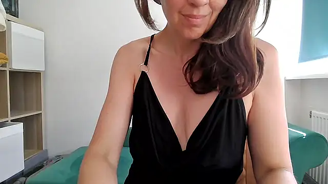 Ella_Next_Door live