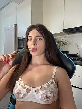 CurlyLara live