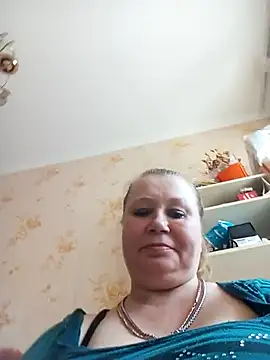 KiraStanton live