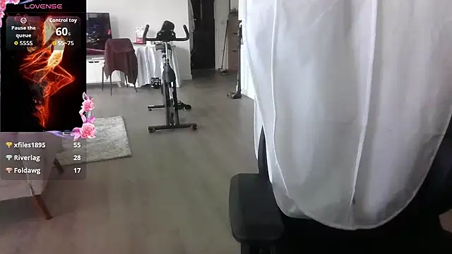 CurvyEllaX live