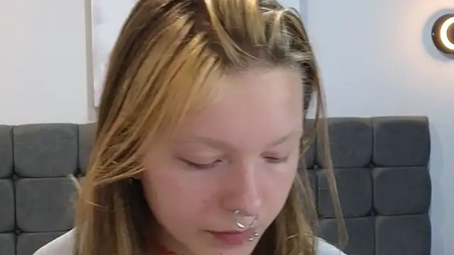LauraLowe live