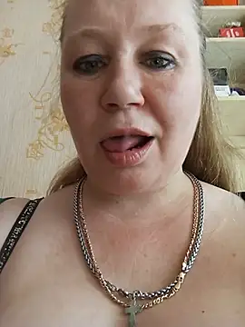 KiraStanton live