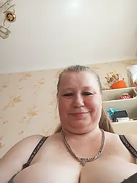 KiraStanton live