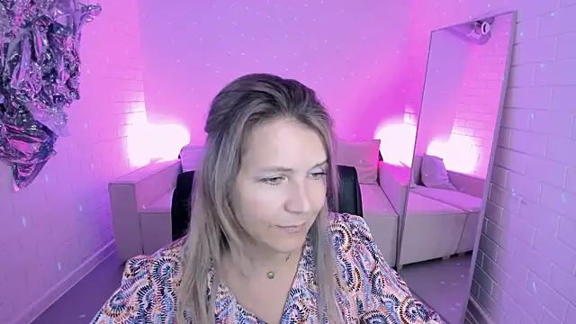 NicoleHitman live