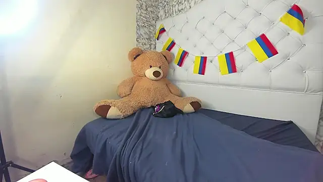 Mia_Miller001 live