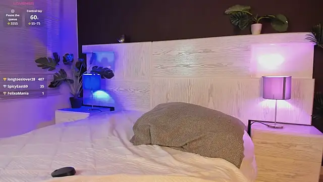 angelina_hilton live