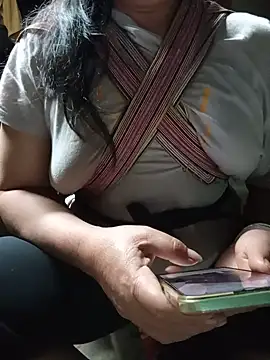 tuyet-nhi live