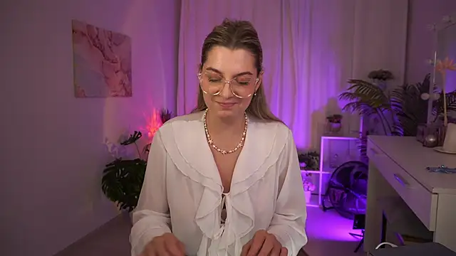 LucreciaStorm live