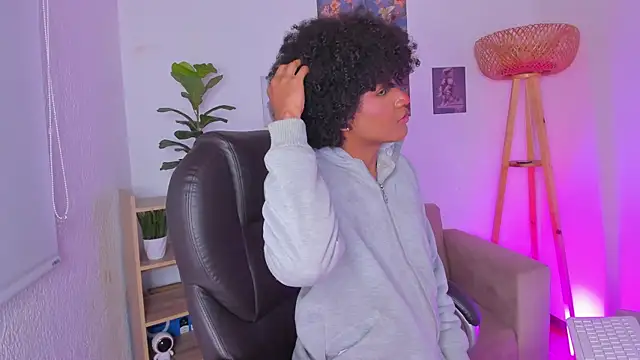 NaomiSaenz_ live