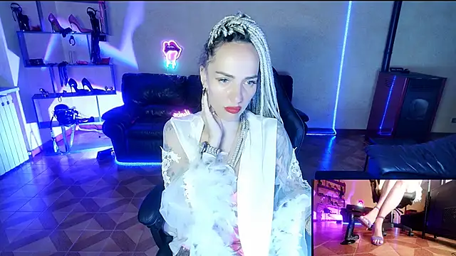 Monicamaxwell live