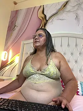 Lucy_Milf_474 live