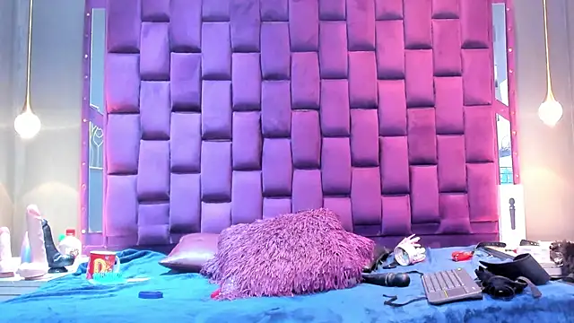 SiennaSuarez live