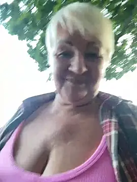 Laura_Millf live