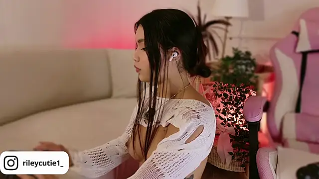 Cutie_Riley live
