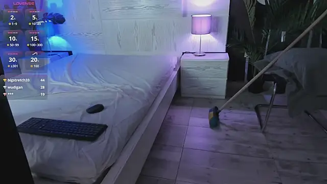 angelina_hilton live