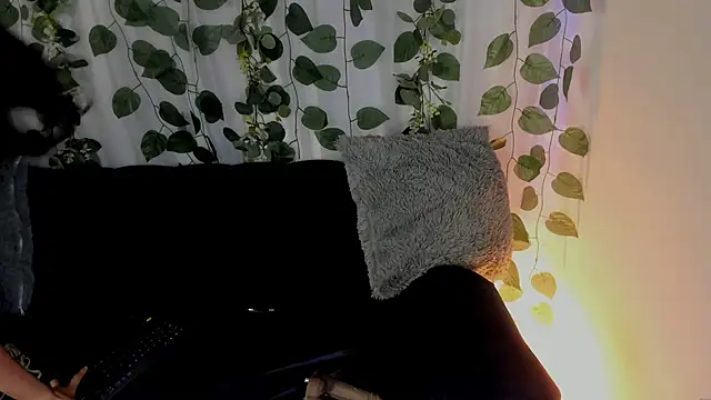 chloe_petite2 live