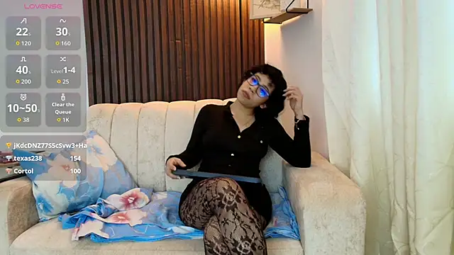 Laena_Castillo live