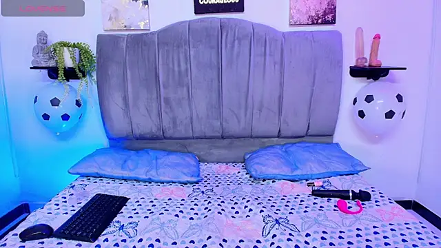 Maddy__Jones live