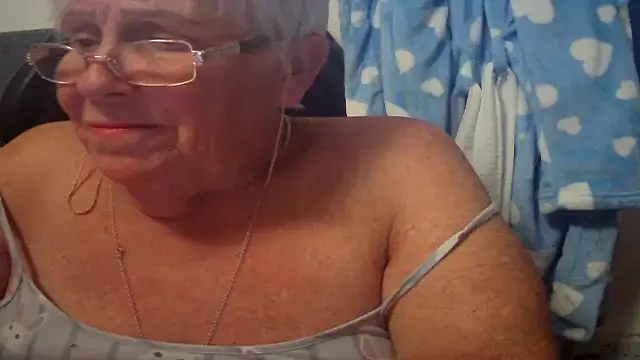 Playful_MILF_Demi live
