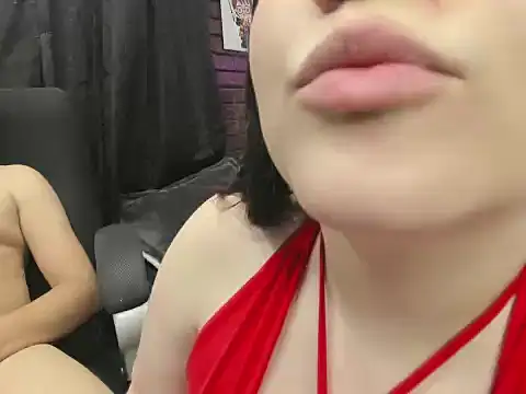 HotIssa_andCris live