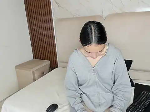 LolaWhite_HL live