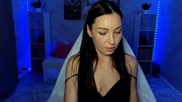 NikoleMills live