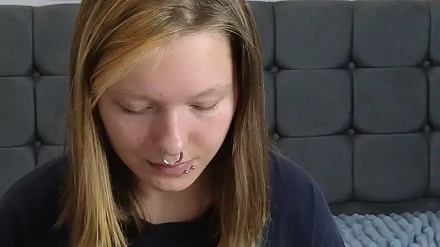 LauraLowe live