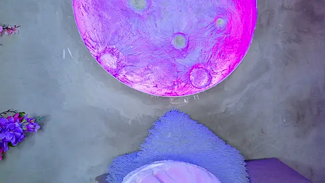 lara_curly live
