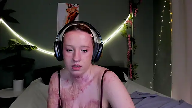 Maya_foxy live