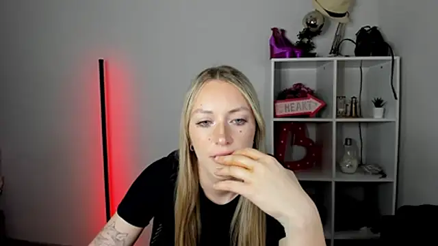 EvelynBlond live