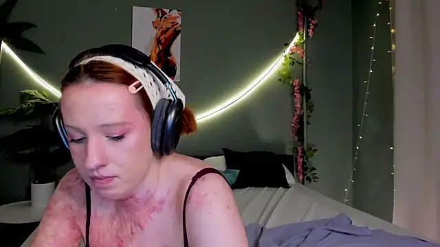 Maya_foxy live