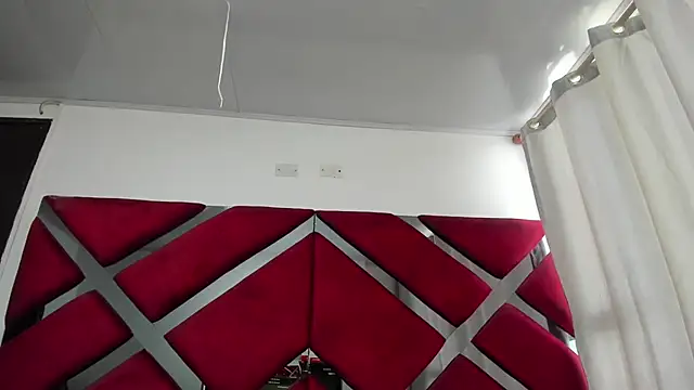 ELLE_HADID live