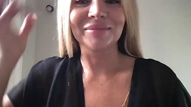 Chloeblond live