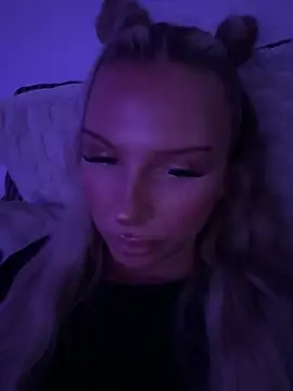blondeeee live