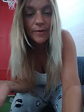 NinaHola live