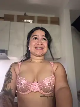 Pretty_Isadora live