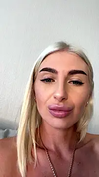 Mia_Roxie live